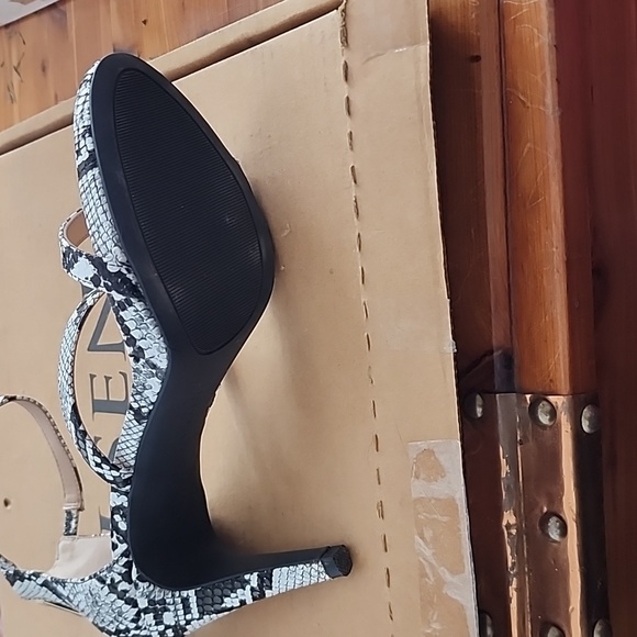 Kelly & Katie snake skin pattern heels - Picture 3 of 3